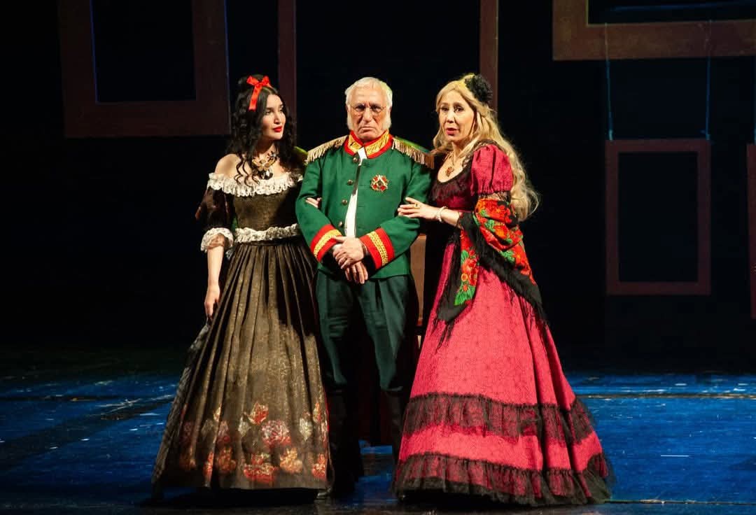 Azərbaycan Dövlət Akademik Milli Dram Teatrında dünya ədəbiyyatının klassiki Nikolay Qoqolun “Müfəttiş” və Azərbaycan ədəbiyyatının tanınmış siması Anar Rzayevin “Dantenin yubileyi” əsərləri əsasında hazırlanmış tamaşalar nümayiş olunub.