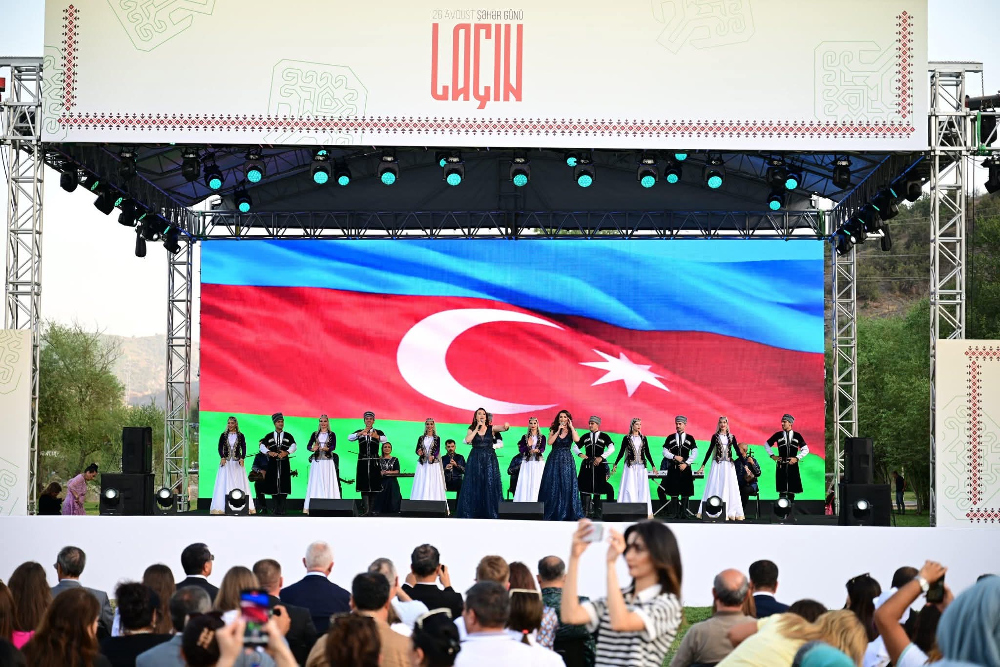 Laçın Şəhər Günü münasibətilə Azərbaycanın tanınmış incəsənət ustalarının və bədii kollektivlərin iştirakı ilə Həkəri çayının sahilində möhtəşəm konsert proqramı təqdim olunub.