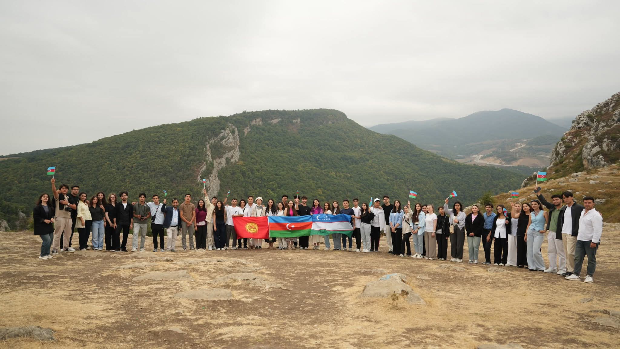 “MDB ölkələrinin Gənclər Düşərgəsi”nin iştirakçıları Şuşaya səfər çərçivəsində Cıdır düzündə olublar.