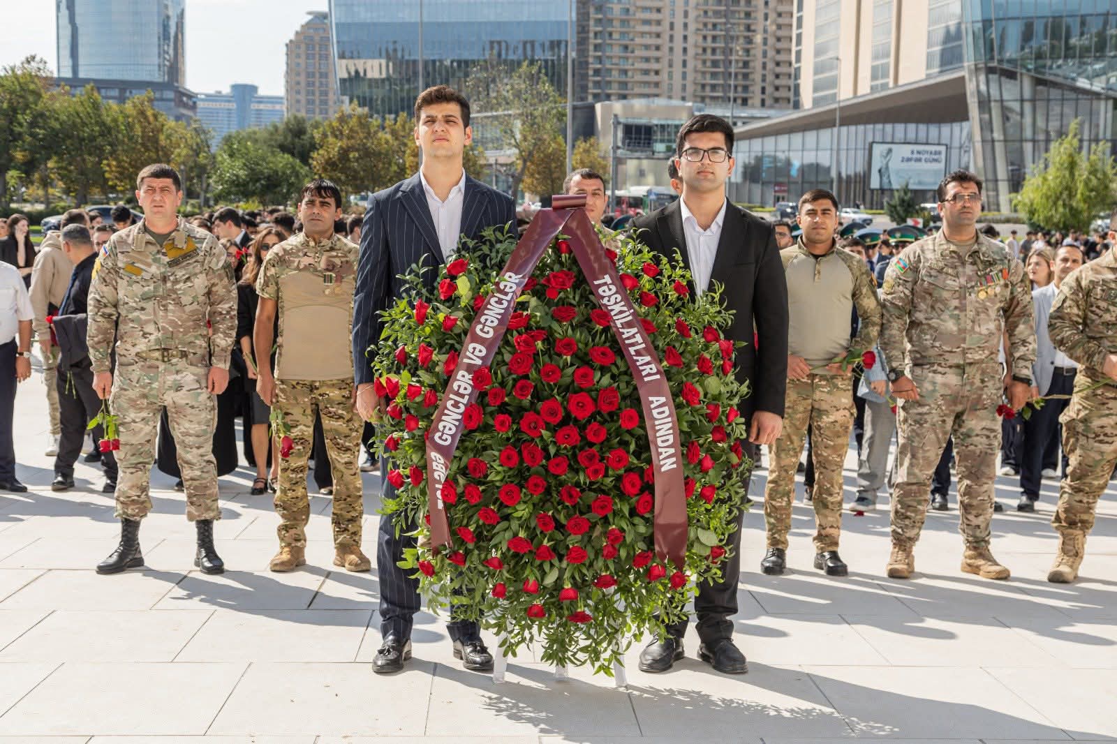 27 Sentyabr Anım Günü münasibətilə gənclər təşkilatlarının rəhbərləri, nümayəndələri və tələbə gənclər Zəfər abidəsini ziyarət ediblər. 🇦🇿